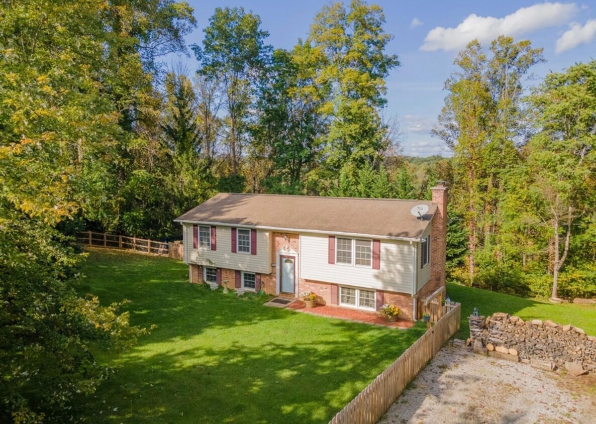 Primary Photo - Lovely Country Home Close to Christiansburg