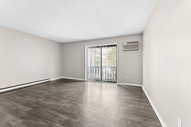 Foto del edificio - 5943 Walnut Cir Dr