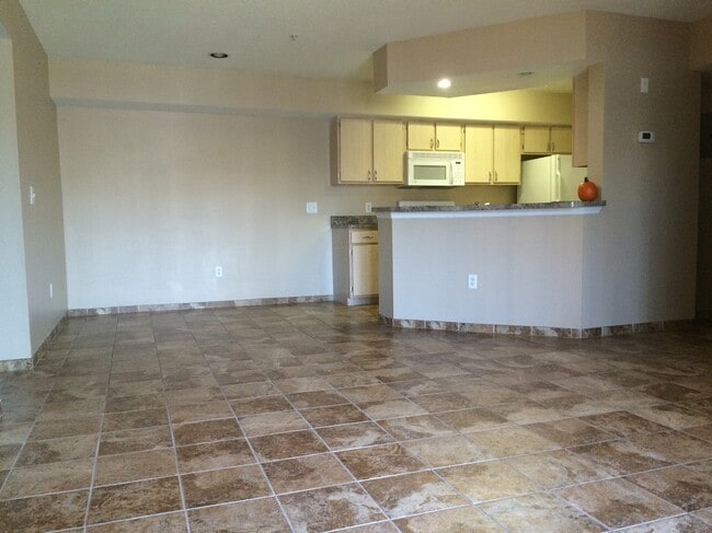 Building Photo - 712 Crest Pines Dr