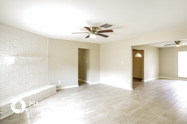 Building Photo - 2657 S Woodloch St