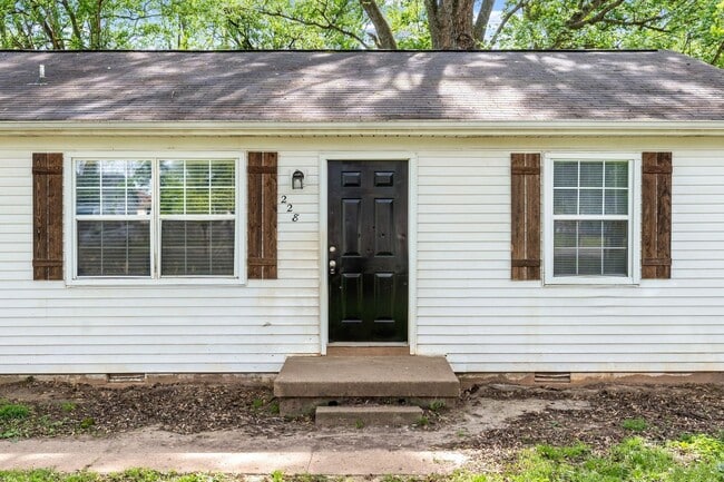 Building Photo - 3 Bedroom Pet Friendly Home For Rent Close...