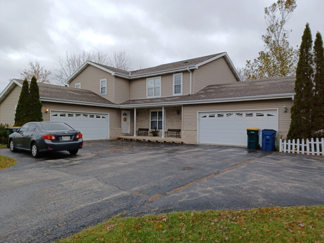 Exterior road view - 2550 W Oakwood Rd