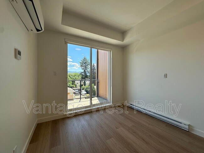 Photo du bâtiment - 305-1380 Pridham Ave