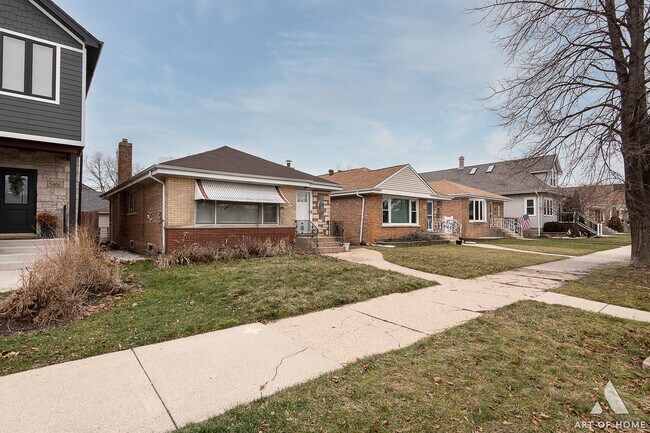 Building Photo - 5410 N Neenah Ave