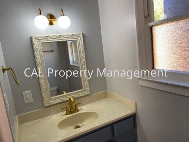 Foto del edificio - 3 Bedroom and 1.5 Bathroom home in Del Rey...