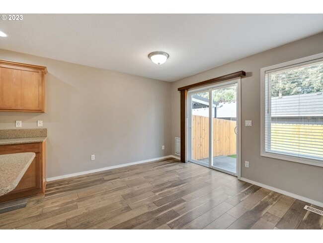 Building Photo - Stunning townhouse in Canby- 3 bed / 2.5 b...