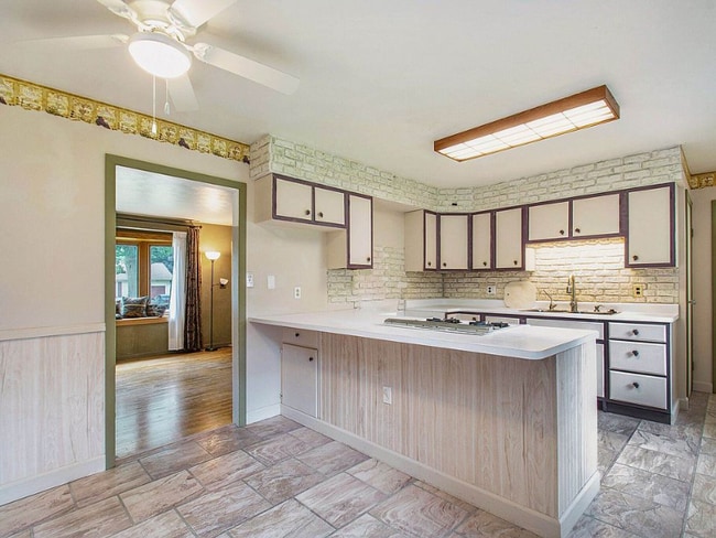 Building Photo - 30830 Lincoln Dr