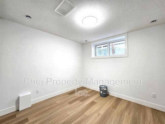 Building Photo - 10698-10661 61 St NW