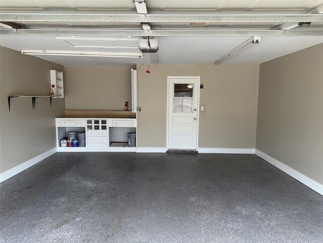 Foto del edificio - 11215 Mayfield Rd