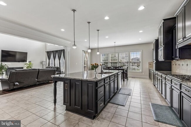 Foto del edificio - 42058 Barrymoore Pl