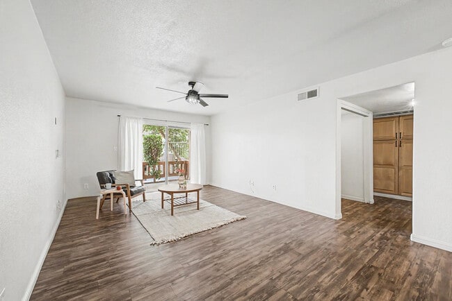 Foto del edificio - 2121 W Royal Palm Rd