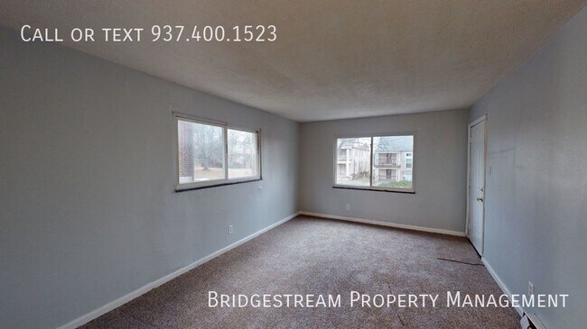 Building Photo - Updated bottom level 2 bed, 1 bath unit in...
