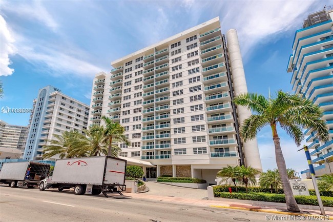 Foto del edificio - THE COLLINS CONDO