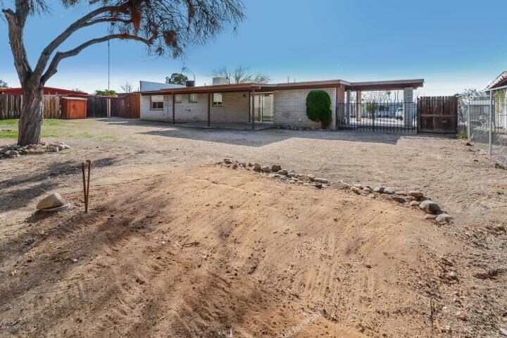 Building Photo - 2328 W Las Lomitas
