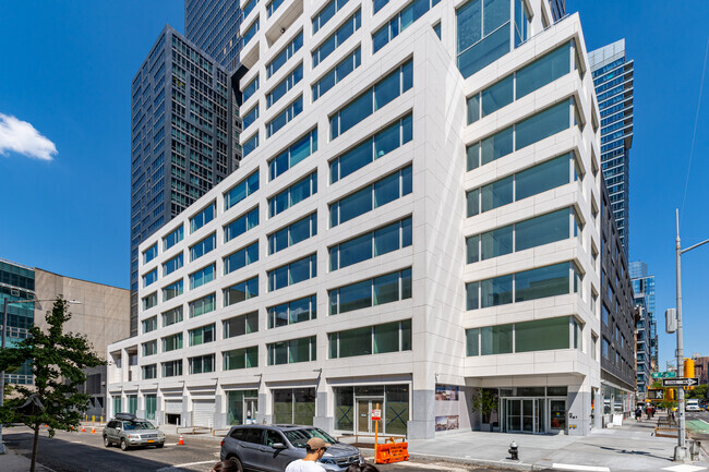 Foto del edificio - 611 W 56th St
