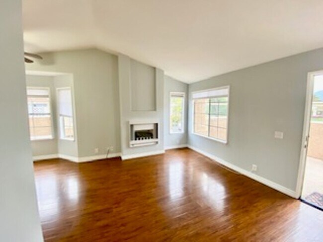 Foto del edificio - 2 Bed, 2 Bath Upper End Unit in Beautiful ...