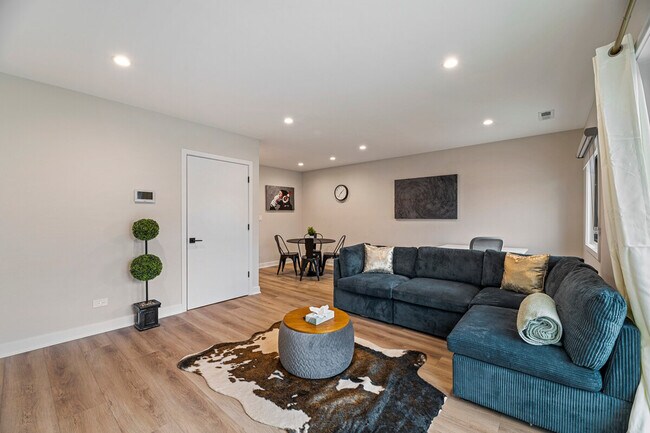 Foto del edificio - 2337 W Touhy Ave