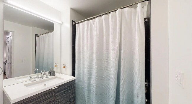 Foto del edificio - Corner view. Luxury. High end appliances. ...