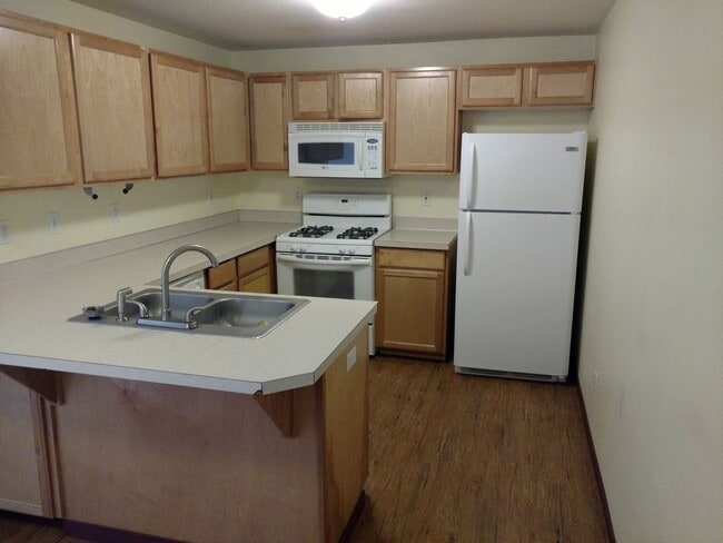 Building Photo - 3 Bedroom 2 Bath with 2 car garage