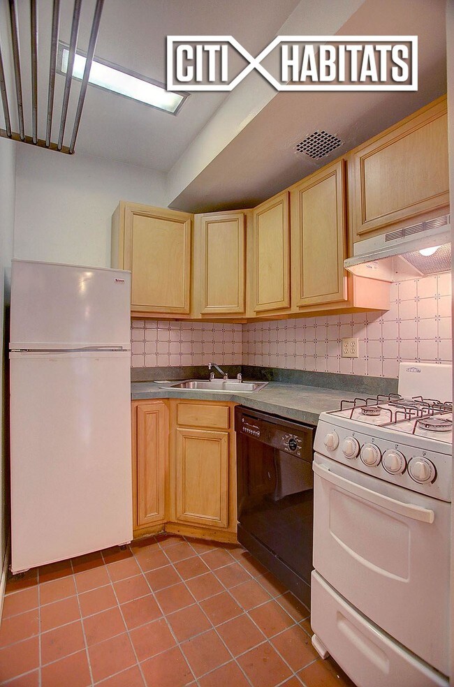 Building Photo - 159 W 76th St