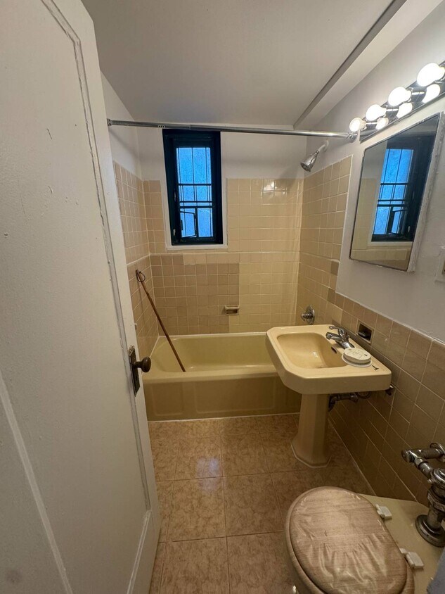 Foto del edificio - 1650 Metropolitan Ave