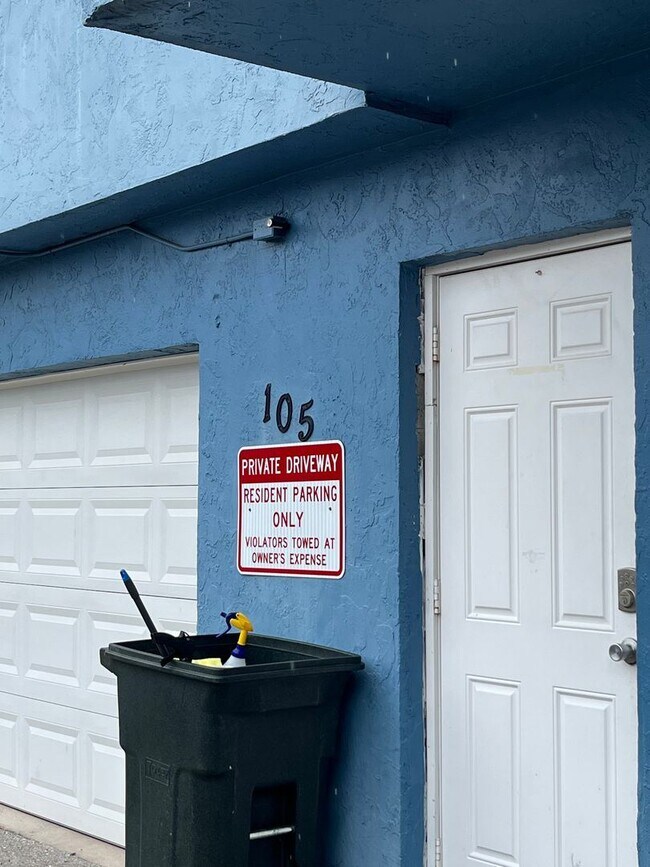 Building Photo - 2 br, 1 bath House - 105 E TIFFANY DR #2