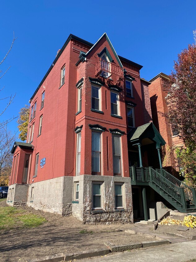 Foto principal - 157 S Fitzhugh St