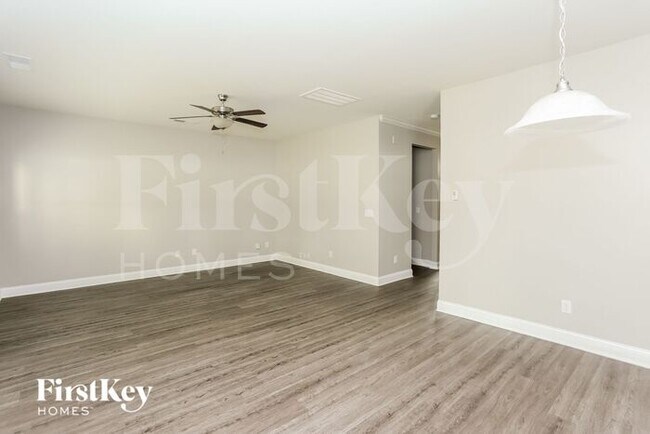 Building Photo - 9143 Marion Oaks Dr