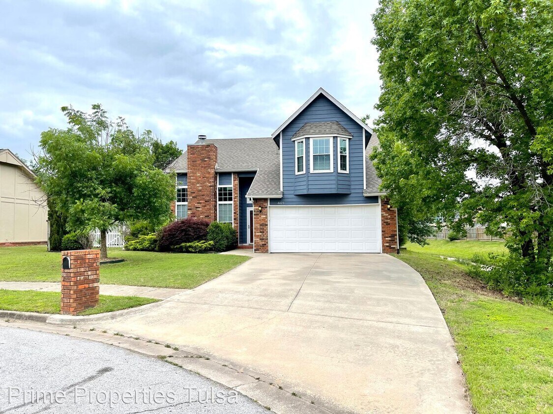 Foto principal - 4 br, 2.5 bath House - 4423 W. Madison Pl.