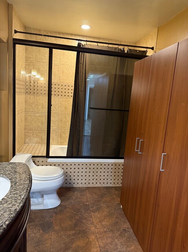 Baño principal - 1125 Stanley Ave