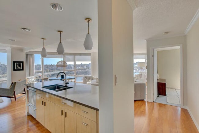 Building Photo - 1033 Marinaside Crescent