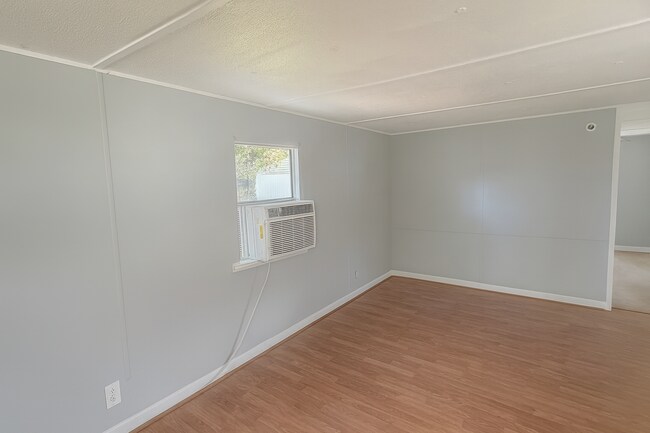 Foto del edificio - Cozy 2 Bedroom Mobile Home - Northside Com...