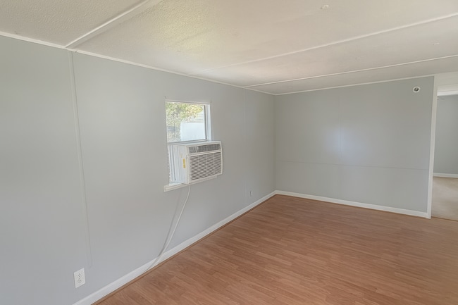 Building Photo - Cozy 2 Bedroom Mobile Home - Northside Com...