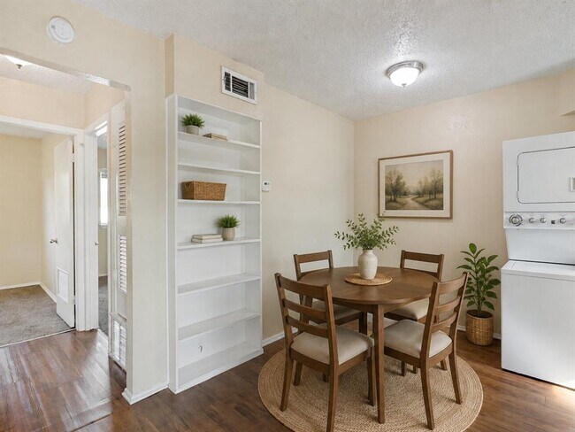 Foto del edificio - 2401 Manor Rd