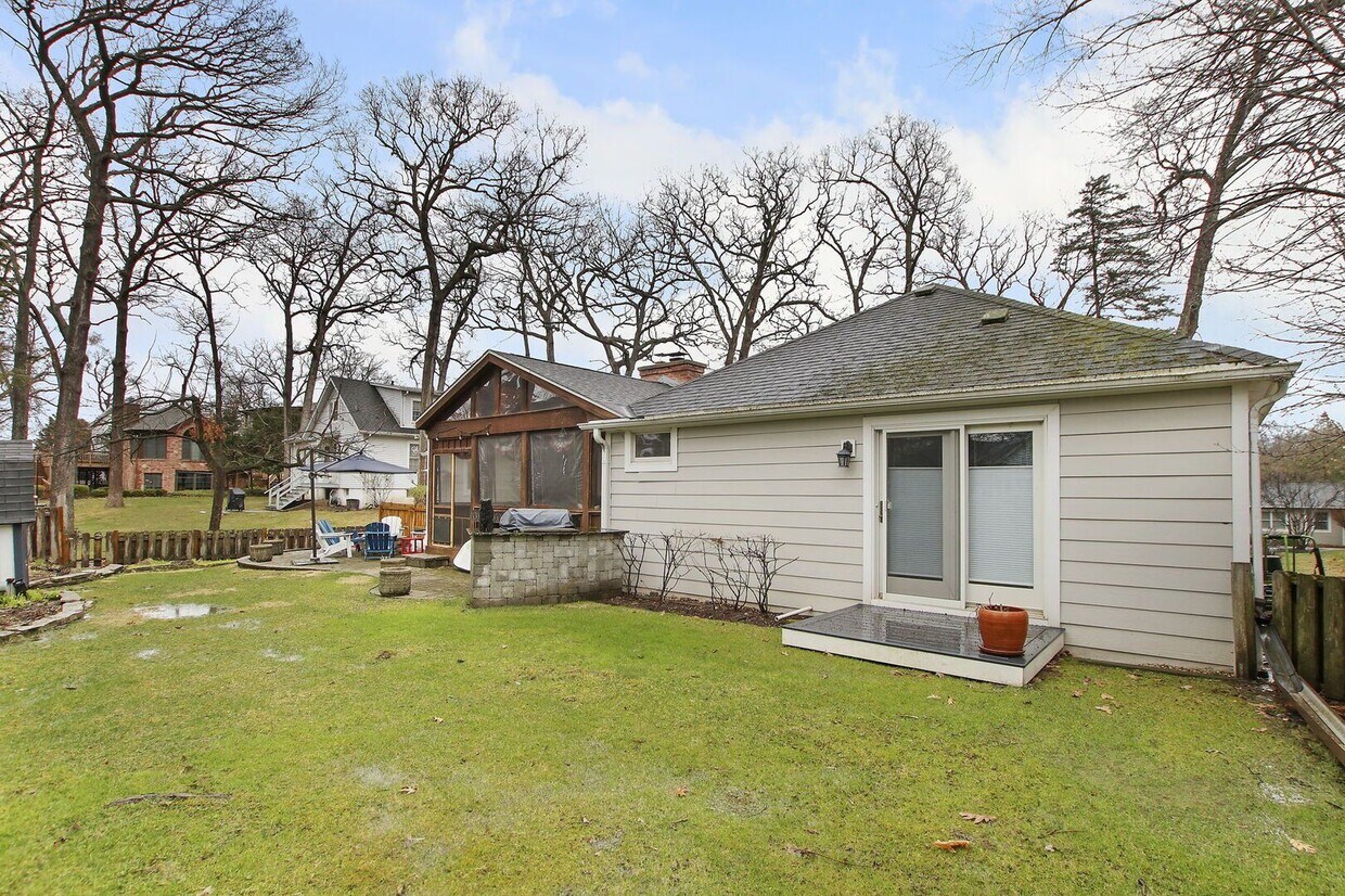 Foto del edificio - Lake Geneva Retreat w/ Pier Access & Fire Pit Available for Monthly & Mid-Term Rentals