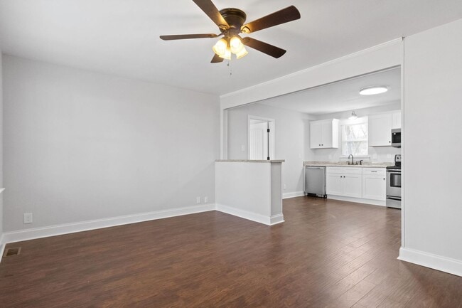 Building Photo - 136 W Rossview Rd