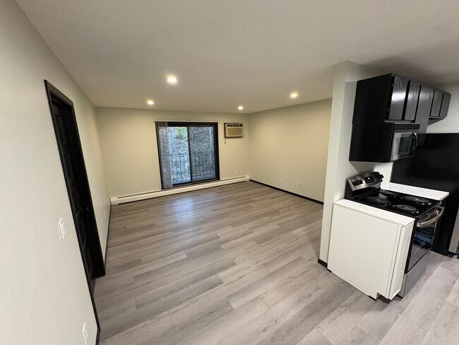 Pisos nuevos y mucha iluminación. - 907 Coulee Rd