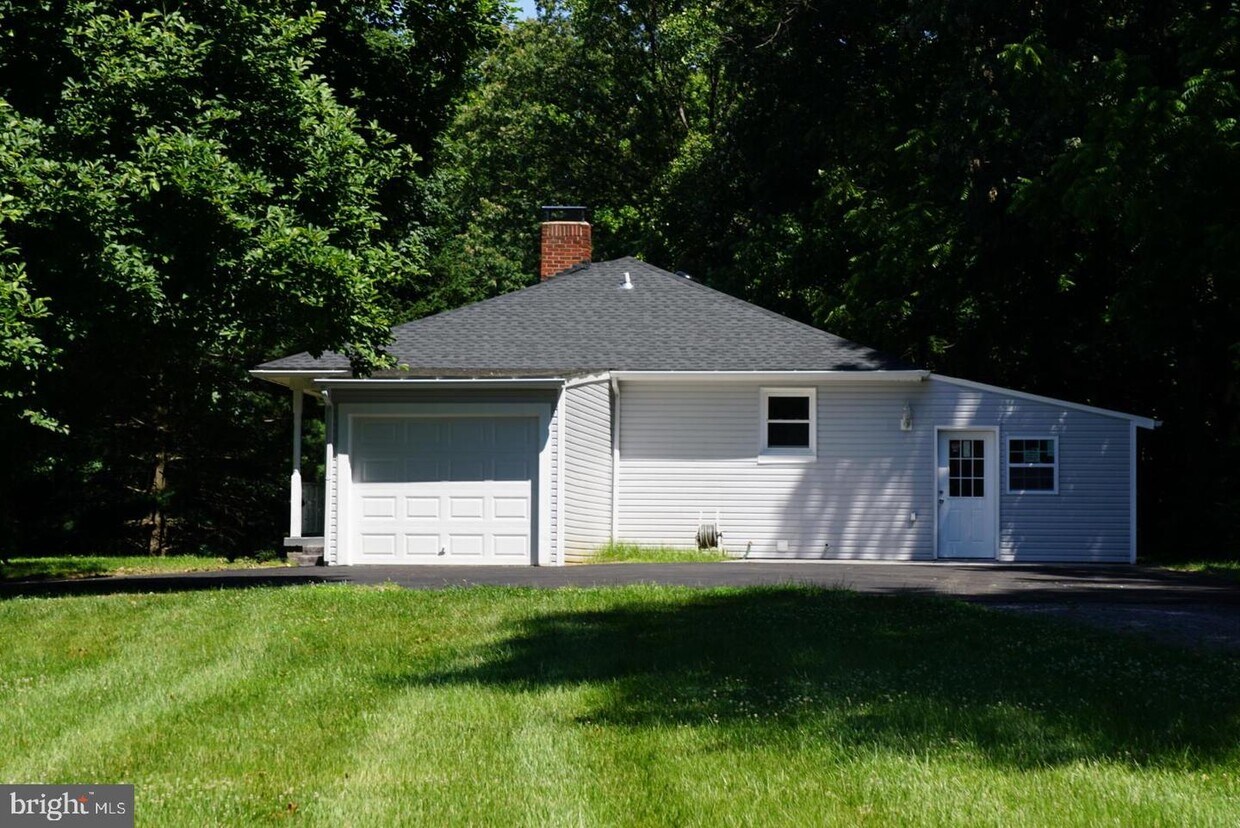 Foto principal - 2445 Thompson Dr