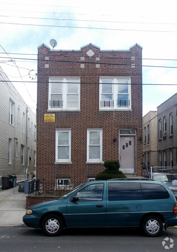 Primary Photo - 810 Revere Ave