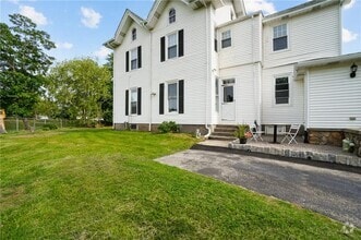 Building Photo - 8 Family Ln