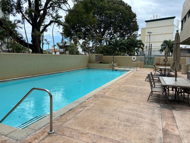 Foto del edificio - One Kalakaua Senior Living for 55+/2 bdrm,...