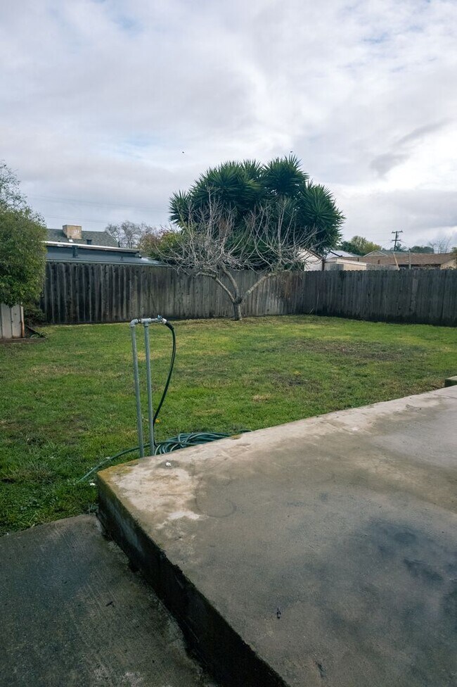 Foto del edificio - Menlo Park 3BR Home Near Meta, Dumbarton Bridge & Stanford – Large Yard + W/D