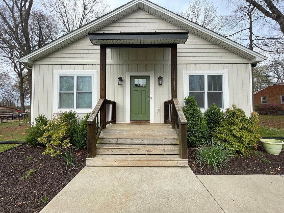 Primary Photo - 1227 Lakeview Dr
