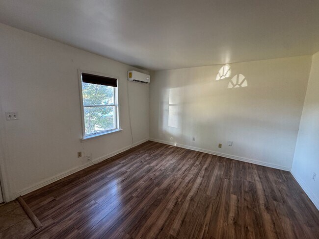 Building Photo - Newly remodeled 2 bed 1 bath walking dista...