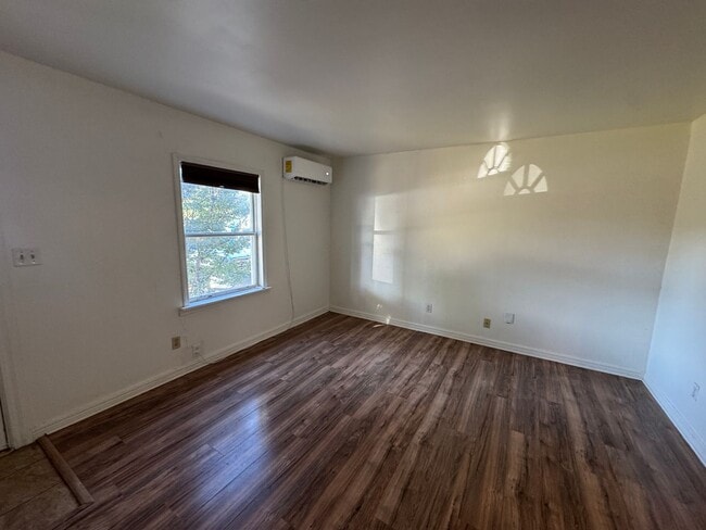Foto del edificio - Newly remodeled 2 bed 1 bath walking dista...