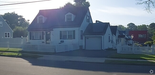 Building Photo - 569 Linden Ave