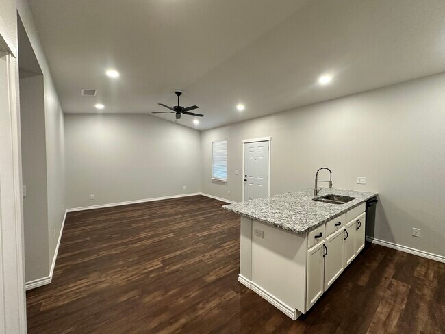 SALÓN Y COCINA ABIERTOS - 107 S Bois D Arc St