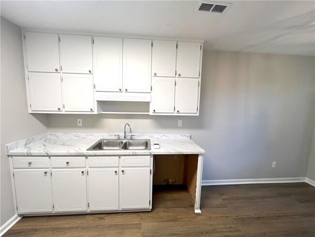 Building Photo - 5843 Summerglen Ln