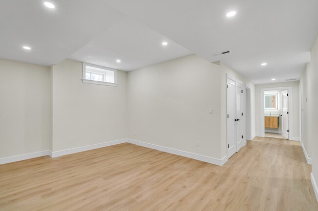 Building Photo - 77 Thorndike St
