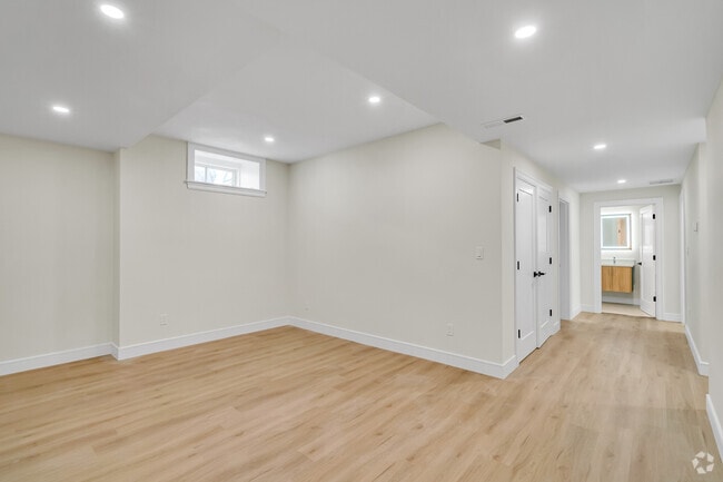 Building Photo - 77 Thorndike St